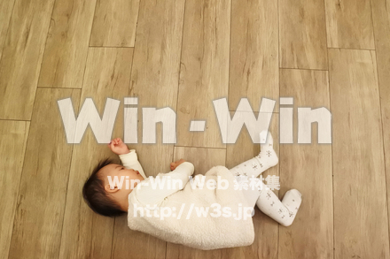 寝っ転がる赤ちゃんの写真素材 W-020350