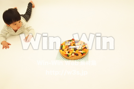 ケーキと子供の写真素材 W-020347