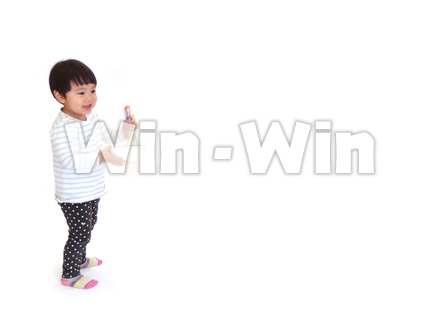 お手伝いをする子供の写真素材 W-020319