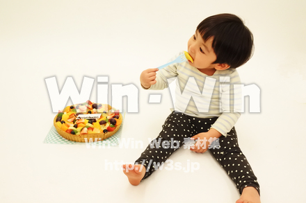 ケーキを食べる子供の写真素材 W-020348