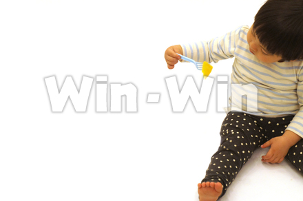 吟味する子供の写真素材 W-020324