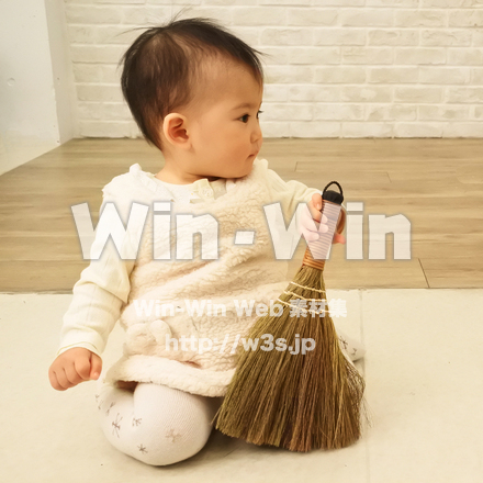 お掃除赤ちゃんの写真素材 W-020349