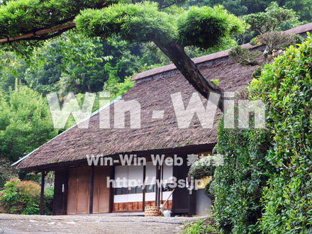 かやぶき屋根の家の写真素材 W-025292